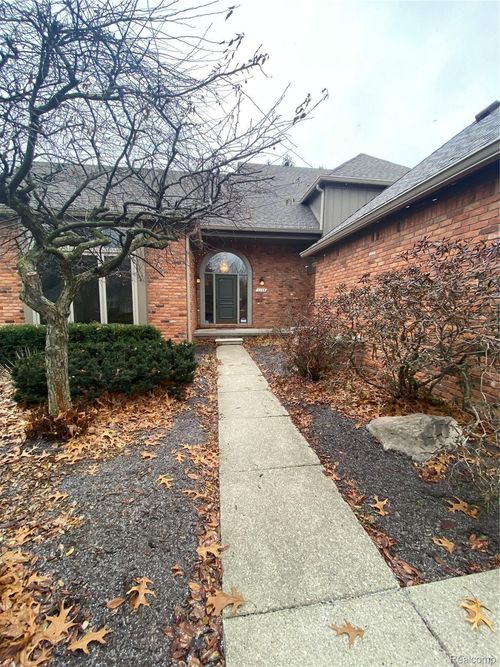 3235 Parkwood Dr, Rochester Hills, MI, 48306-3653 | Card Image