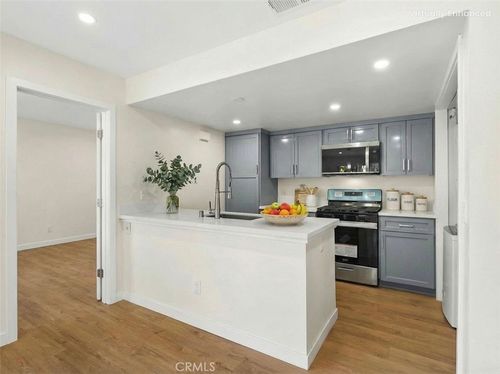 a-10237 De Soto Ave, Chatsworth, CA, 91311-7313 | Card Image