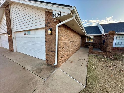 1404 E Proctor Ave, Weatherford, OK, 73096-4220 | Card Image