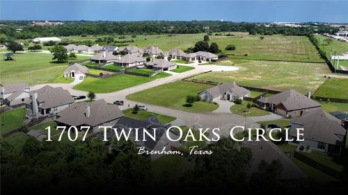 1707 Twin Oaks Cir, Brenham, TX, 77833-2633 | Card Image