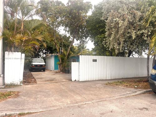 671 E 17th St, Hialeah, FL, 33010-3240 | Card Image
