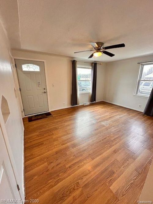 25626 Notre Dame St, Dearborn Heights, MI, 48125-1133 | Card Image