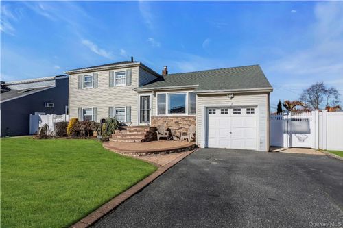 3495 Roanoke St, Seaford, NY, 11783-3003 | Card Image