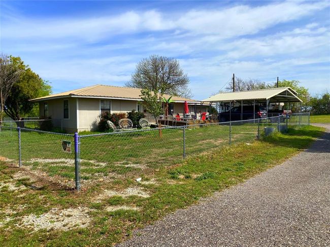 864 Highway 101, House other with 2 bedrooms, 1 bathrooms and null parking in Sunset TX | Image 3