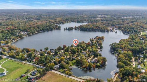 426 Peninsula Dr, Columbiaville, MI, 48421-9774 | Card Image