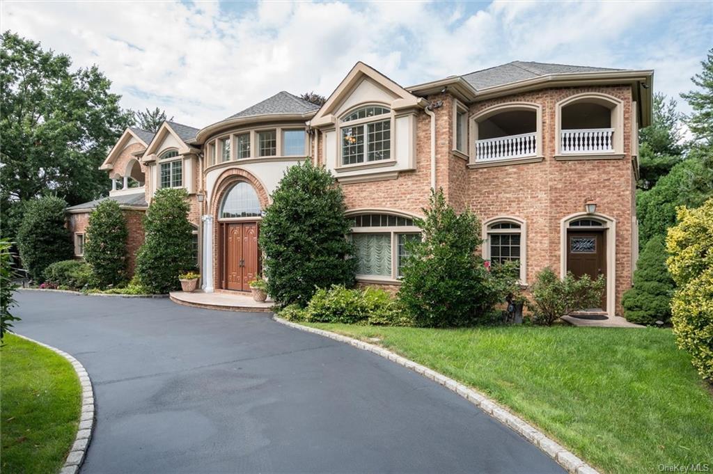 Dogleg Ln, Roslyn Heights, NY 11577