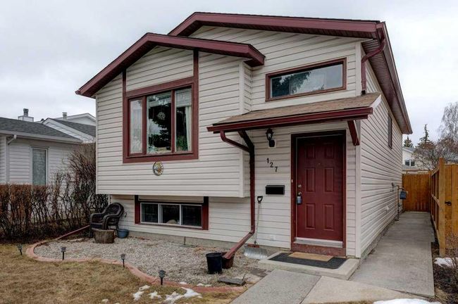 127 Millcrest Way Sw, Home with 4 bedrooms, 2 bathrooms and 2 parking in Calgary AB | Image 1