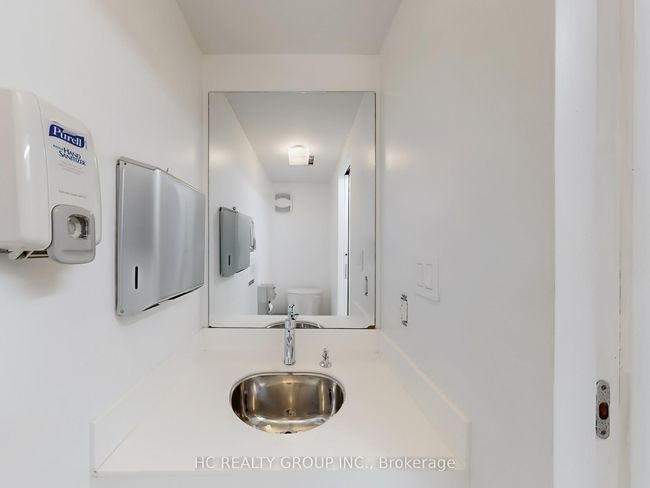899 Dundas St W, Home with 0 bedrooms, 1 bathrooms and null parking in Toronto ON | Image 8