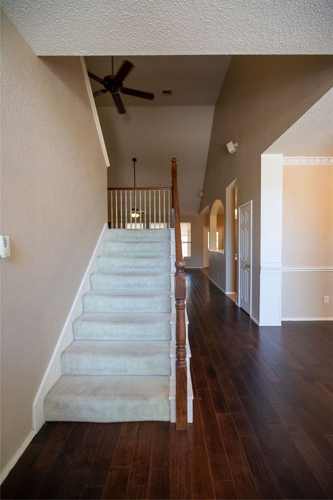 Staircase in entry to second srtory | Image 5
