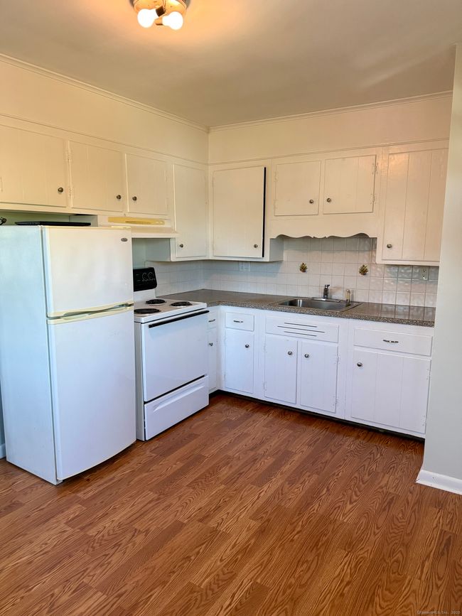 APT-2 - 10 Fairview Ave, Home with 1 bedrooms, 1 bathrooms and 1 parking in Norwalk CT | Image 6