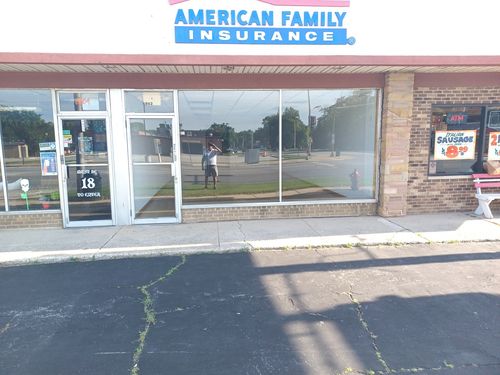 6802 W 111th St, Worth, IL, 60482-1823 | Card Image