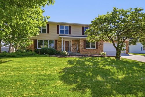 4813 Surrey Ct, Bettendorf, IA, 52722-5441 | Card Image