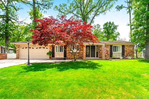 8733 Woodside Dr, Grosse Ile, MI, 48138-1707 | Card Image