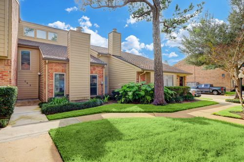 902 Memorial Village Dr, Houston, TX, 77024-4425 | Card Image