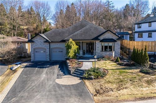 200 Falling Brook Dr, Ancaster, ON, L9G1E6 | Card Image
