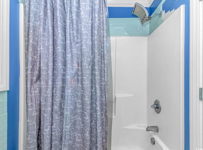 Bathroom with shower / bath combination with curtain | Image 14