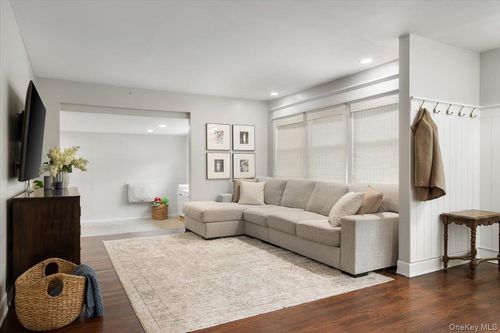 80 Lumur Dr, Sayville, NY, 11782-1620 | Card Image