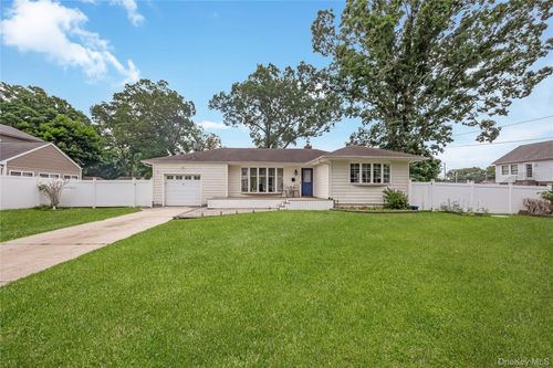 516 Shade St, North Babylon, NY, 11703-1606 | Card Image