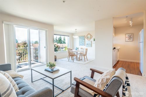 apt-302-10744 Greenwood Ave N, Seattle, WA, 98133-8870 | Card Image