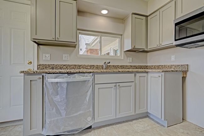 11) Kitchen | Image 40