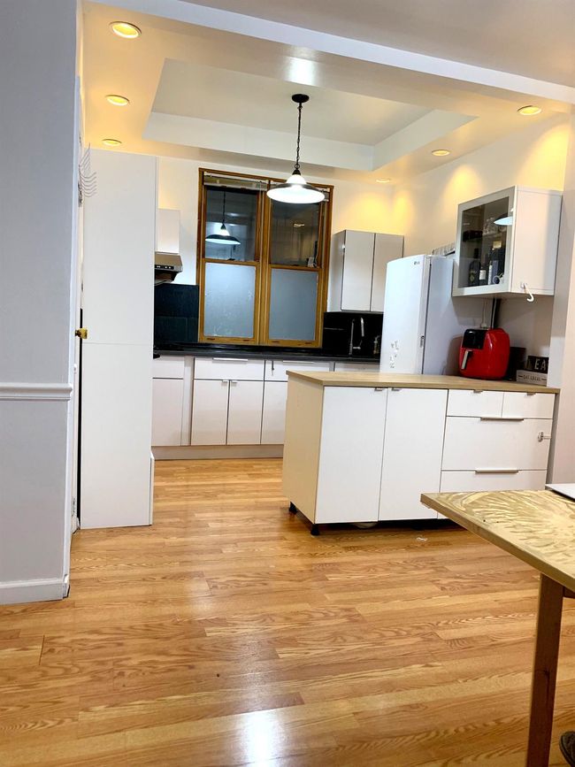 9309 43 Rd Ave, Home with 5 bedrooms, 4 bathrooms and null parking in Elmhurst NY | Image 4
