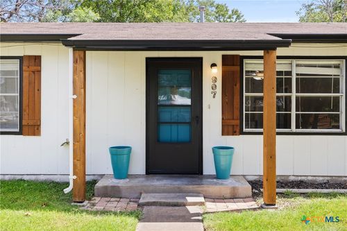 907 Apple St, Fredericksburg, TX, 78624-5211 | Card Image