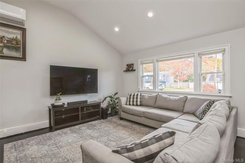 1692 Feureisen Ave, Bohemia, NY, 11716-1527 | Card Image