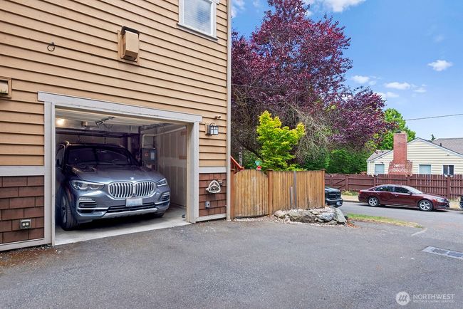 The wide driveway makes for easy parking. | Image 27