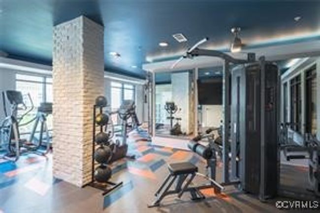 Gym with decorative columns | Image 18