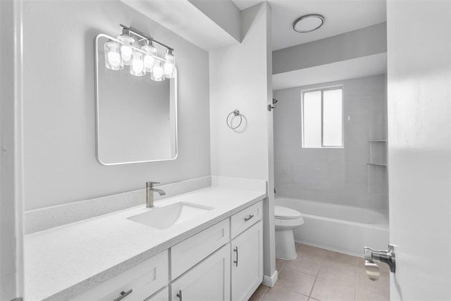 The full bath that is shared by the two secondary bedrooms | Image 20