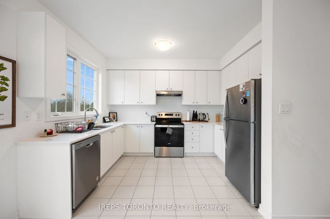 84 Lyall Stokes Cir, House attached with 4 bedrooms, 3 bathrooms and 1 parking in Mount Albert ON | Image 9
