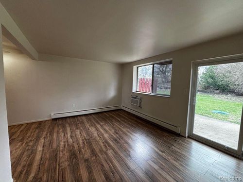150 Huronview Ct, White Lake, MI, 48386-3509 | Card Image