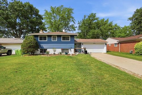 2561 Binghamton Dr, Auburn Hills, MI, 48326-3508 | Card Image