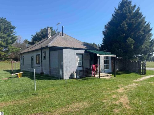 7031 N Raymond Rd, Tustin, MI, 49688-9631 | Card Image