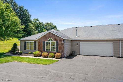 140 Woodbury Glen St, Hartville, OH, 44632-8318 | Card Image