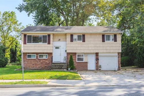 75 Oak St, Amityville, NY, 11701-3043 | Card Image