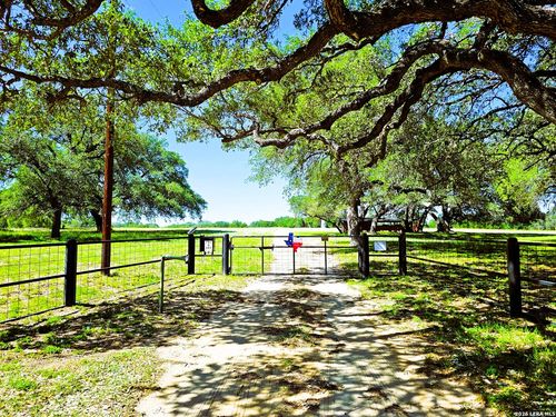 799 County Road 6612, Devine, TX, 78016-4160 | Card Image