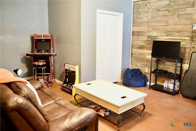 enclosed garage | Image 11