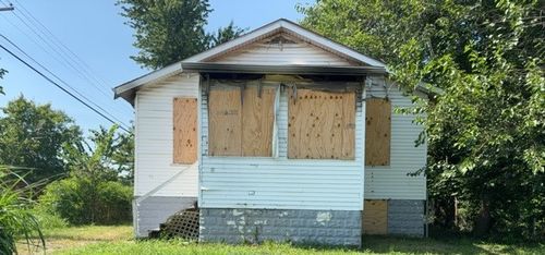 615 N 85th St, East Saint Louis, IL, 62203-2001 | Card Image
