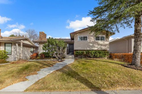 4632 26 Ave Ne, Calgary, AB, T1Y2R8 | Card Image