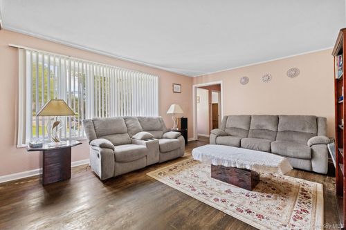 100 Daisy Farms Dr, New Rochelle, NY, 10804-1004 | Card Image