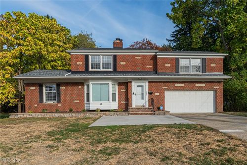 833 E 250th St, Euclid, OH, 44132-2403 | Card Image