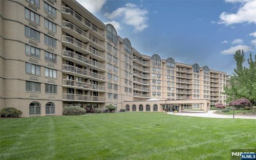 10 Smith Manor Blvd, West Orange, NJ, 07052-4223 | Card Image