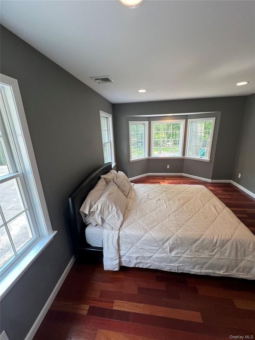 5 Sunny Line Dr, Riverhead, NY, 11901 | Card Image