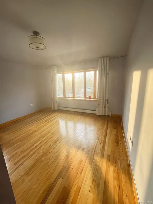6467 229th St, Oakland Gardens, NY, 11364-2711 | Card Image