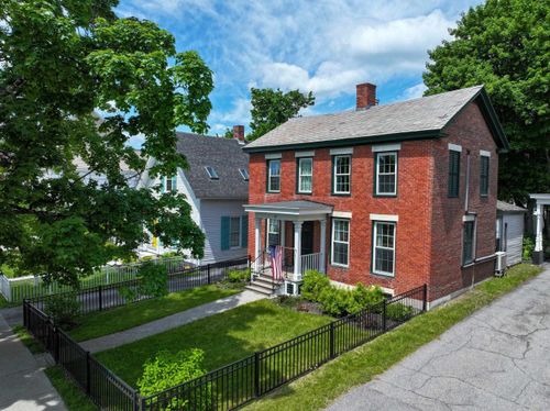 26 Park St, Brandon, VT, 05733-1122 | Card Image