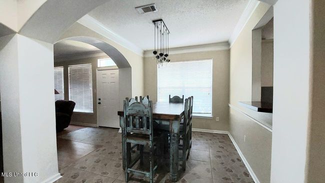 dining area | Image 7