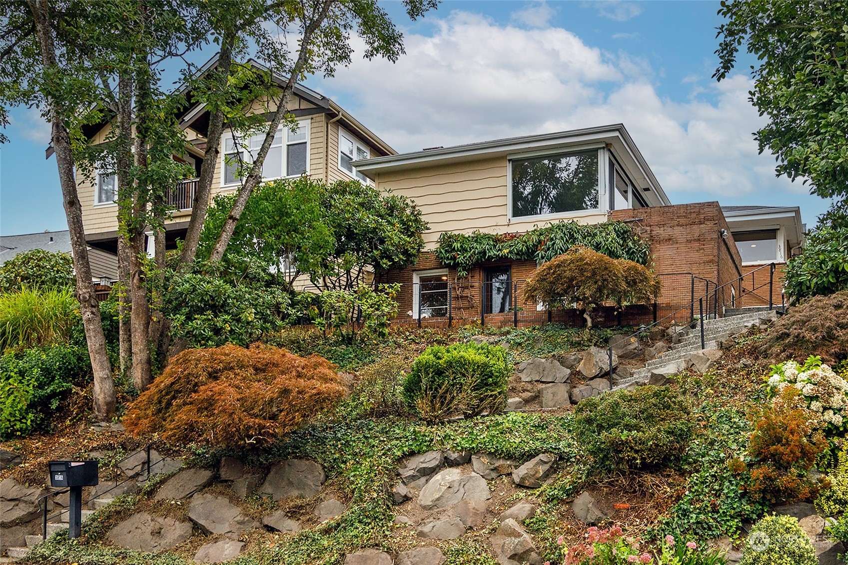 42nd Ave, Seattle, WA 98105