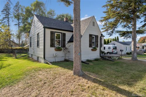 1015 Lee St, Fenton, MI, 48430-1501 | Card Image