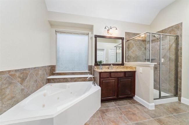 Ensuite bathroom with double sinks, soaking tub and walk in shower. | Image 26